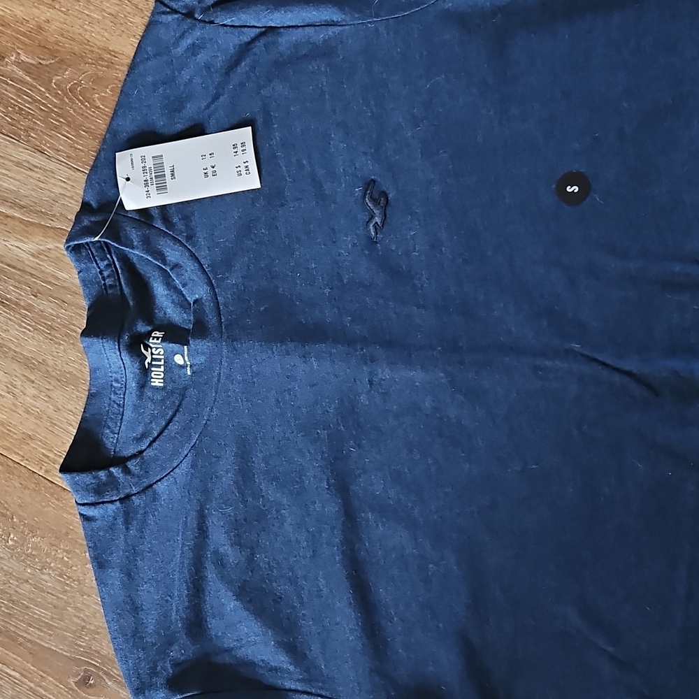 Hollister Men's Navy Tee